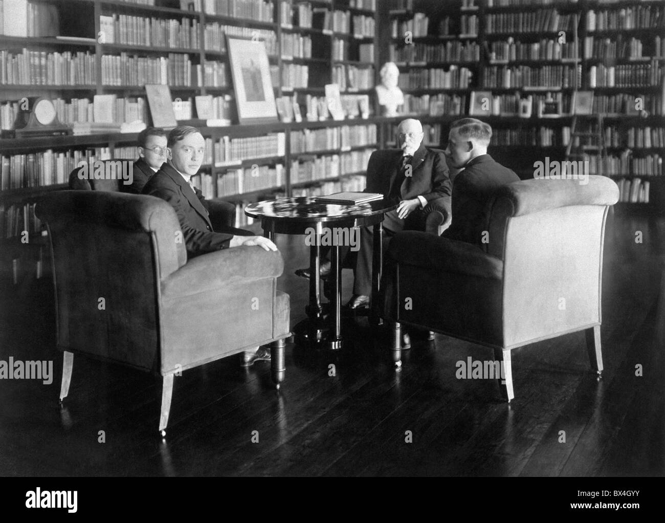 Präsident Masaryk (Dritter von links) mit Mitgliedern des Anwaltshonorars Gilde "Vsehrd" auf der Prager Burg. Stockfoto