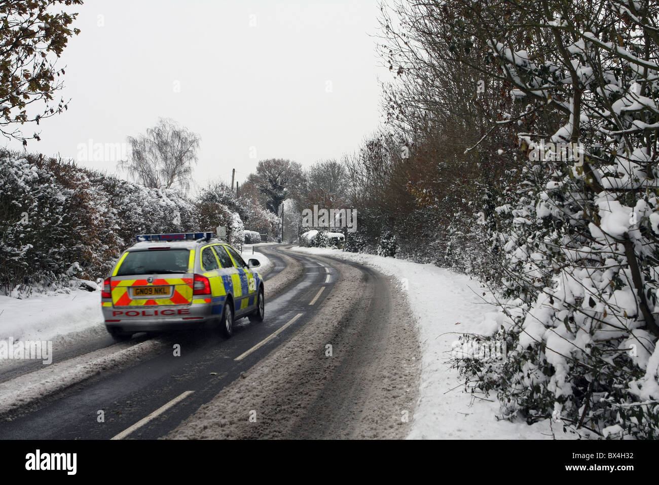 Ein Polizeiauto auf vereisten Straßen im Shot-Peening Quarter in The Weald of Kent, England Stockfoto