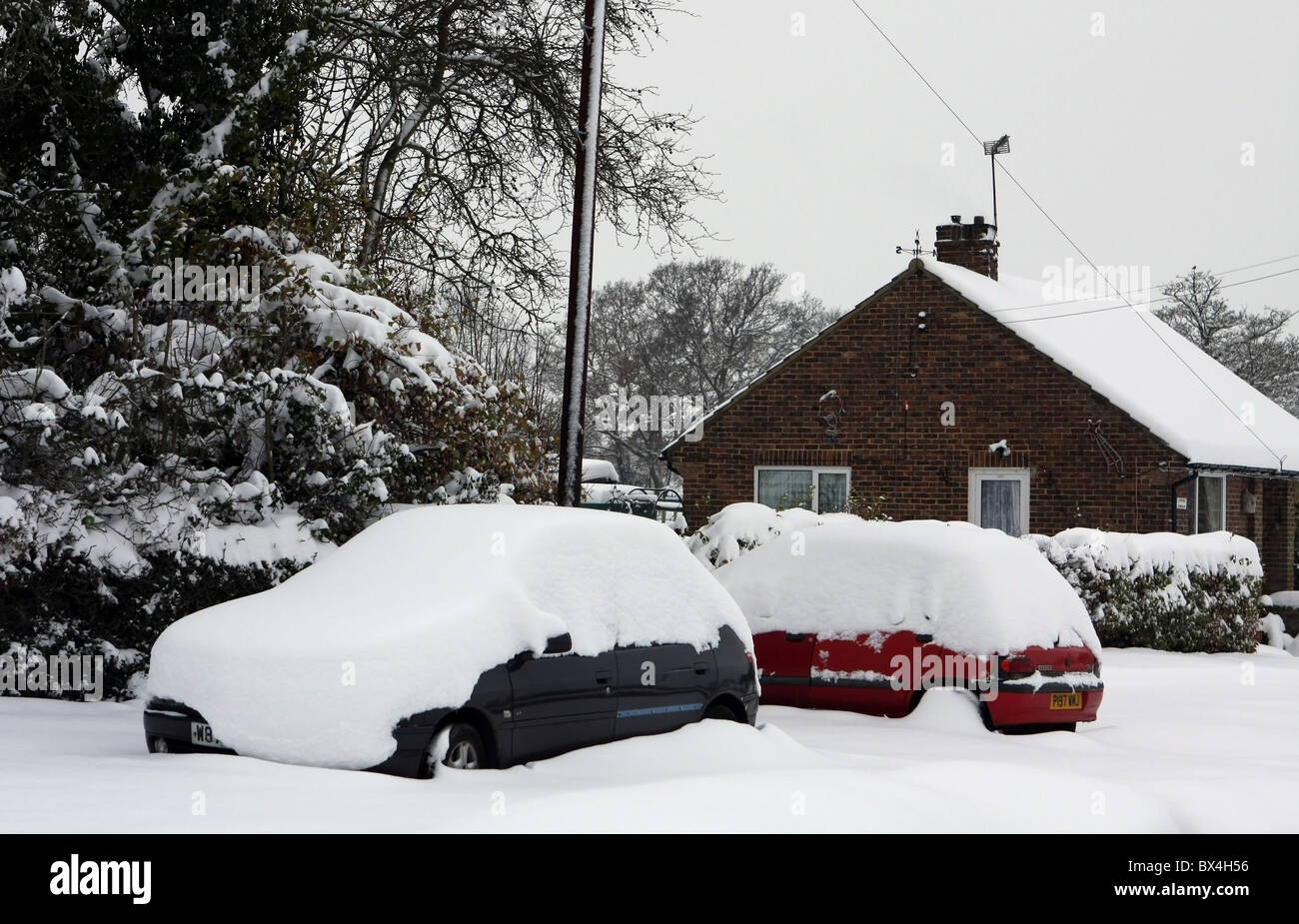 Verschneite Autos in The Weald of Kent im Dezember 2010 Stockfoto