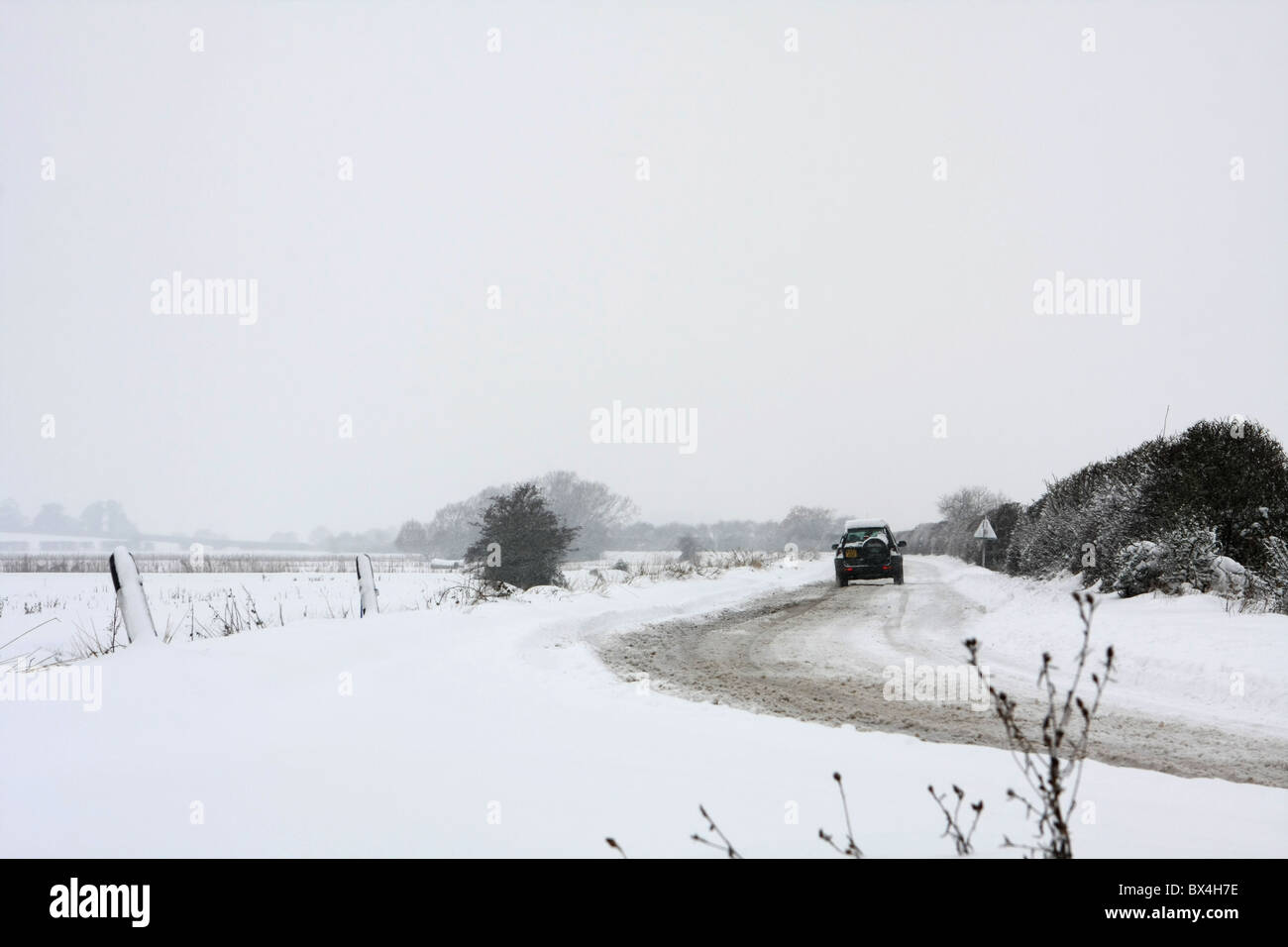 Ein Fahrzeug reisen entlang vereisten Landstraßen in der Nähe von kleinen Hythe, Kent, England Stockfoto