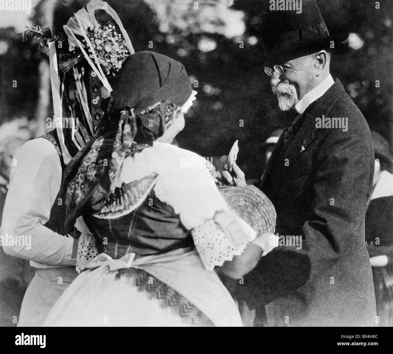 Menschen in typischen Maravian Folk Kleider willkommen Masaryk in Cejkovice. Stockfoto