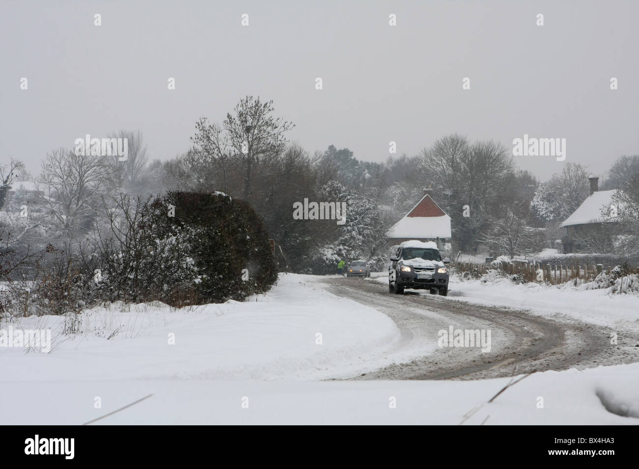 Ein Fahrzeug reisen entlang vereisten Landstraßen in der Nähe von kleinen Hythe, Kent, England Stockfoto