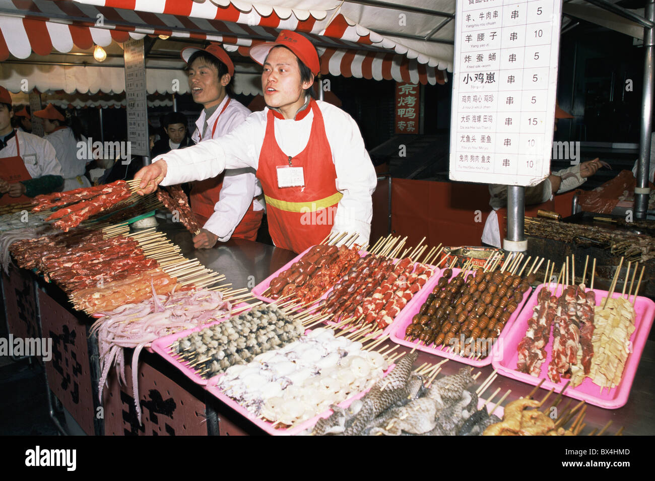 Asien China Asien Beijing Donghuamen Nachtmarkt Essen Markt Street Food chinesischen Fastfood Kebabs Reisen Stockfoto