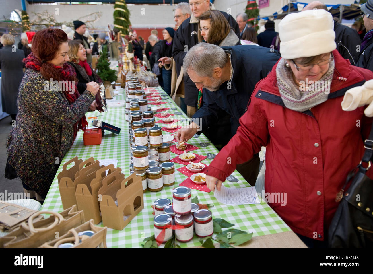 Kunden, die Probenahme Chutney auf Stall in Abergavenny Food Festival Weihnachts-Essen und trinken Fair Stockfoto