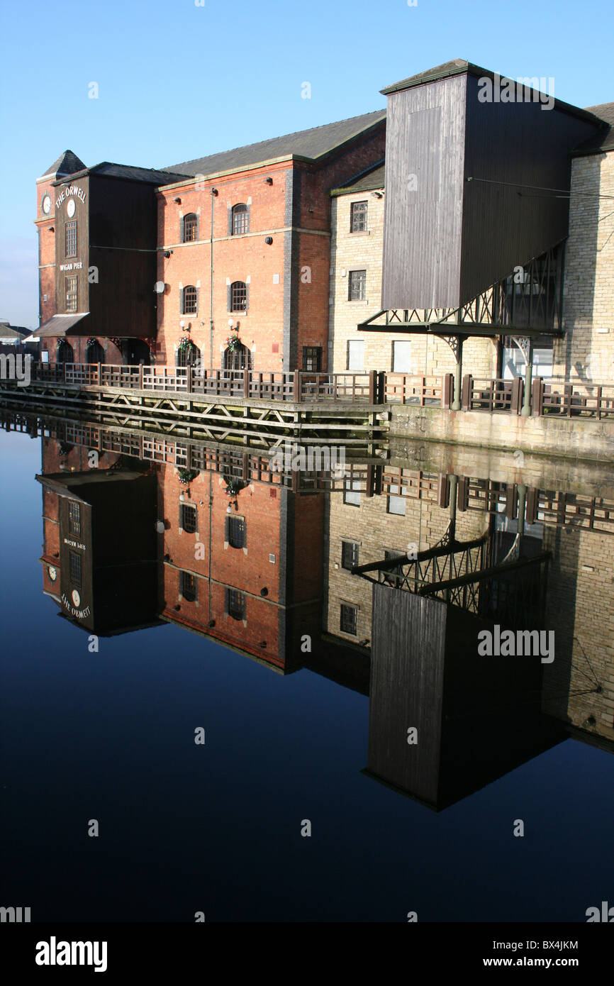 Reflexion von Wigan Pier In der Leeds - Liverpool Kanal, UK Stockfoto