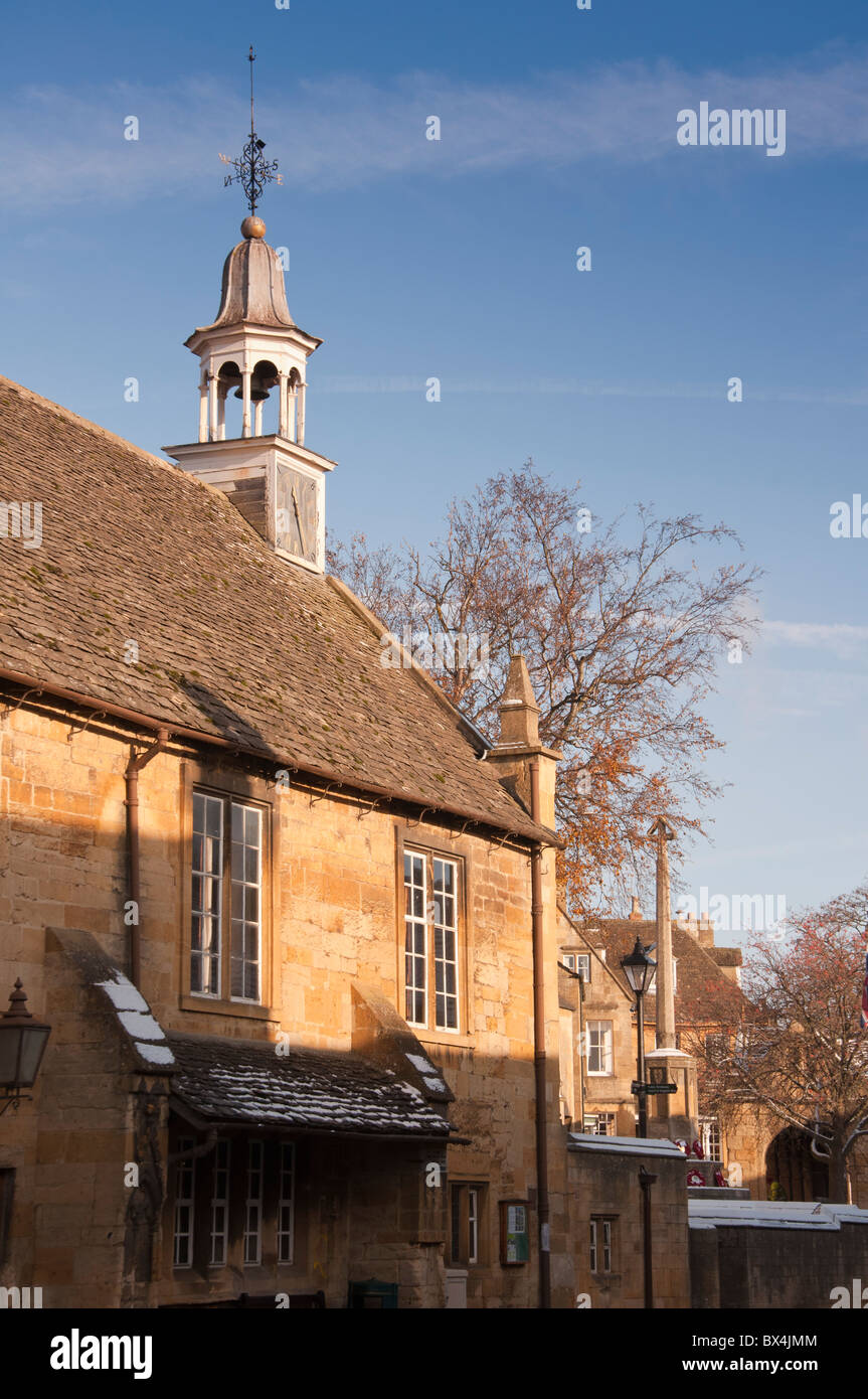 Uhrturm, Rathaus, High Street, Chipping Campden, Cotswolds, Gloucestershire, England, Vereinigtes Königreich. Stockfoto