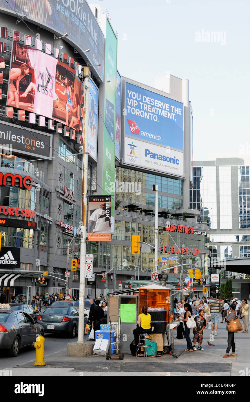 Menschen, die genießen eines sonnigen Tages in der Innenstadt von Toronto, an der Ecke Yonge und Dundas Stockfoto