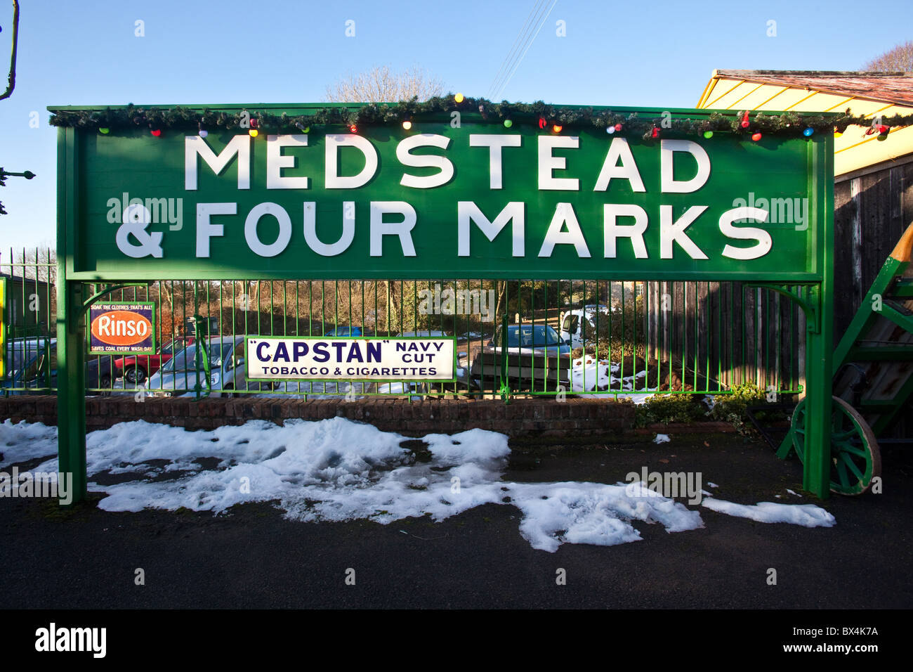 Medstead und Four Mark Bahnhofsschild, Hampshire, England. Stockfoto