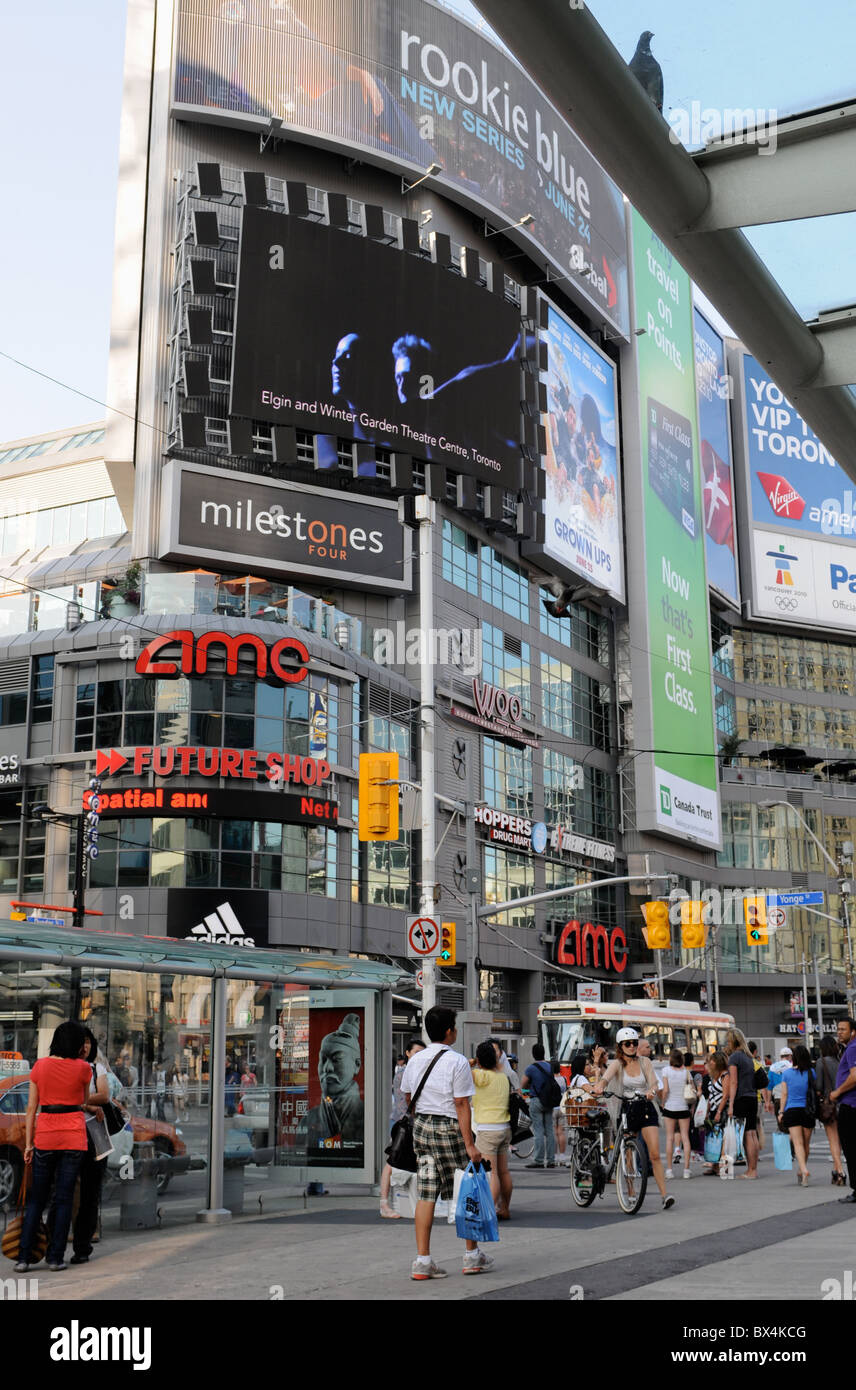 Ein Glas, Stahl, Billboard Canyon und Menschen in Bewegung; ein sonniger Tag am Yonge-Dundas, Toronto, Kanada. Stockfoto
