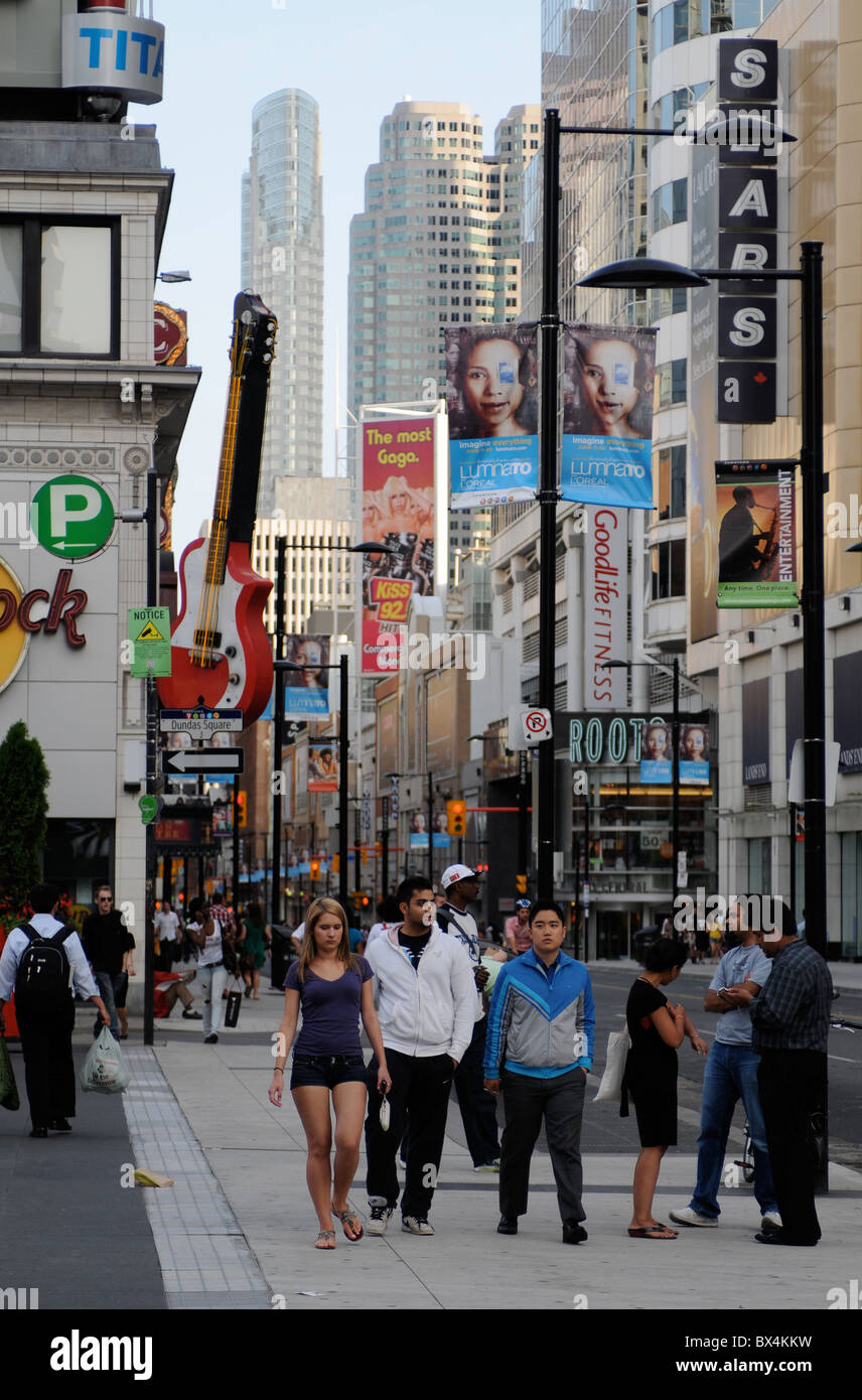 Urbane Dichte, unterwegs an einem sonnigen Tag am Yonge-Dundas Square, Toronto, Kanada. Stockfoto