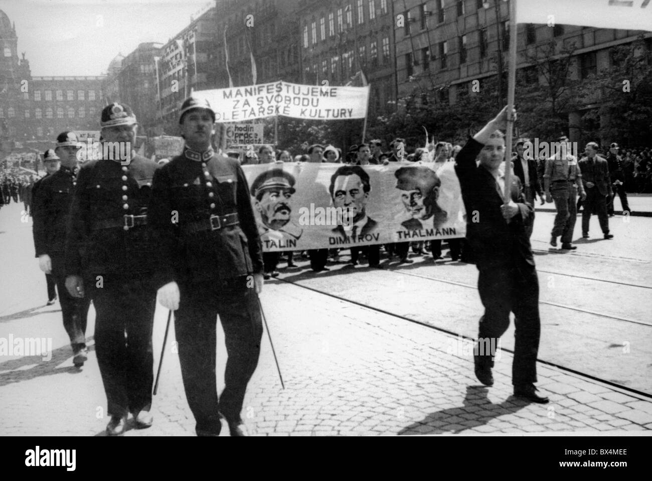 Prag 1934, tragen junge Comunists eine Banner mit Stalin während May Day parade Stockfoto