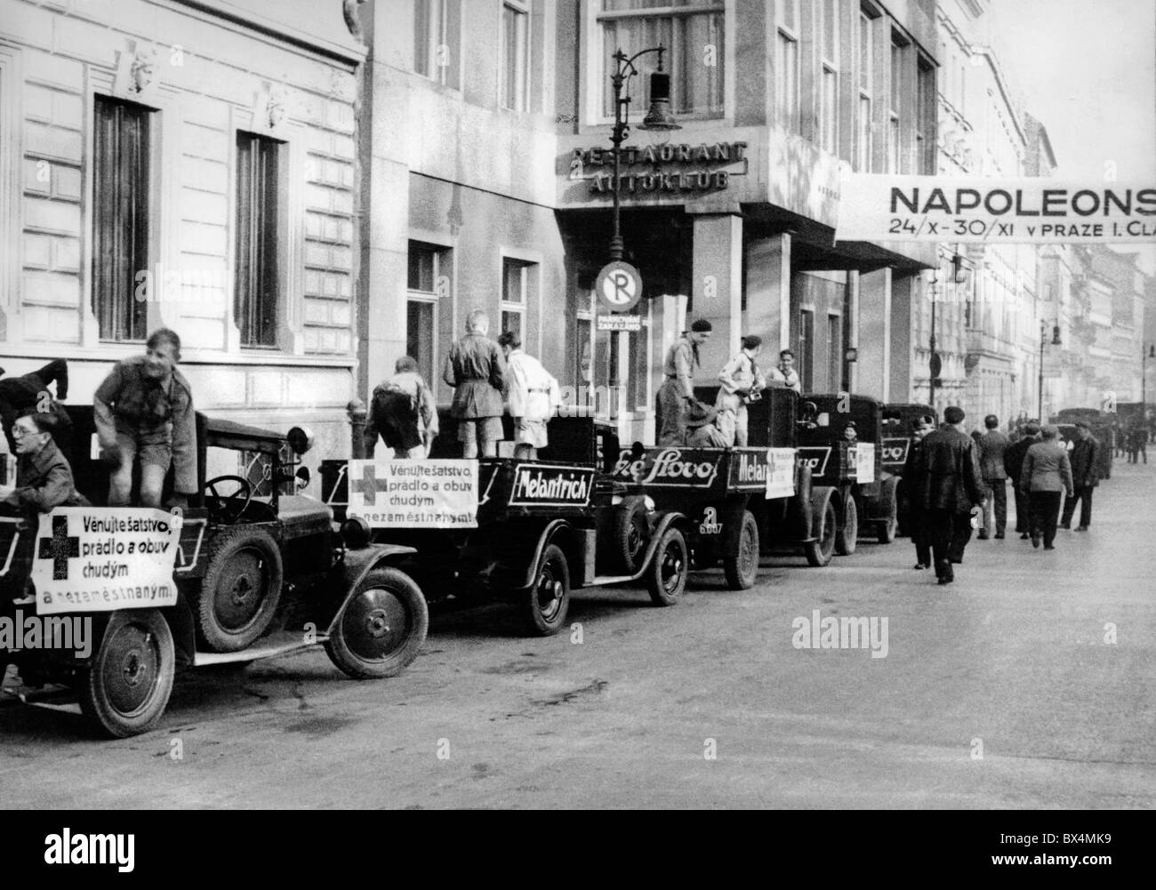 Prag 1938, in der Höhe des Kapitalismus Autos mit roten Kreuz sammeln Spenden für Arbeitslose Stockfoto