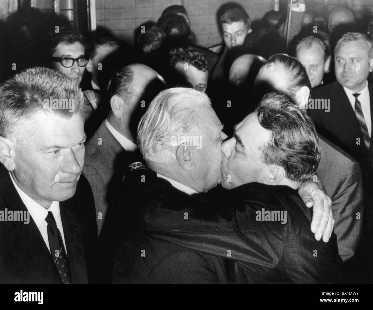 Leonid Brezhnev, Ludvik Svoboda, Josef Smrkovsky, Erklärung von Bratislava, küssen, umarmen Stockfoto