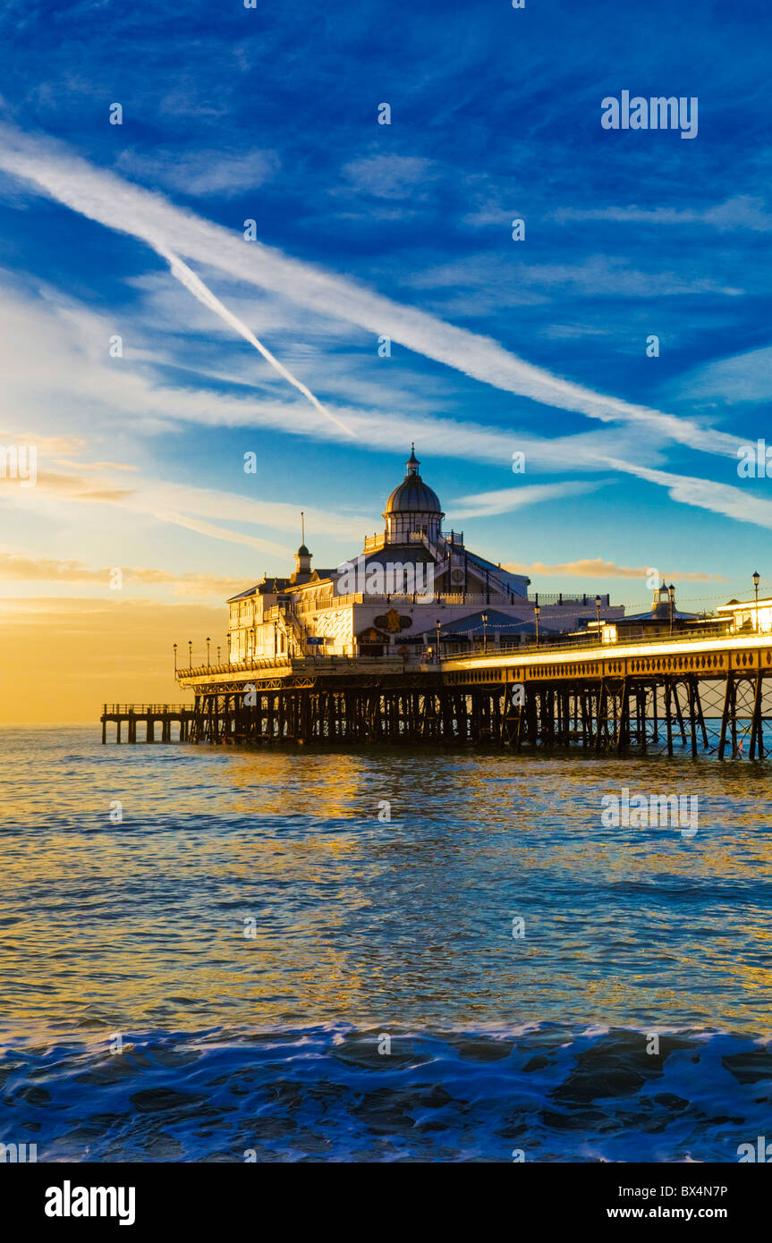 Eastbourne Pier an der Südküste des Vereinigten Königreichs bei Sonnenaufgang Stockfoto