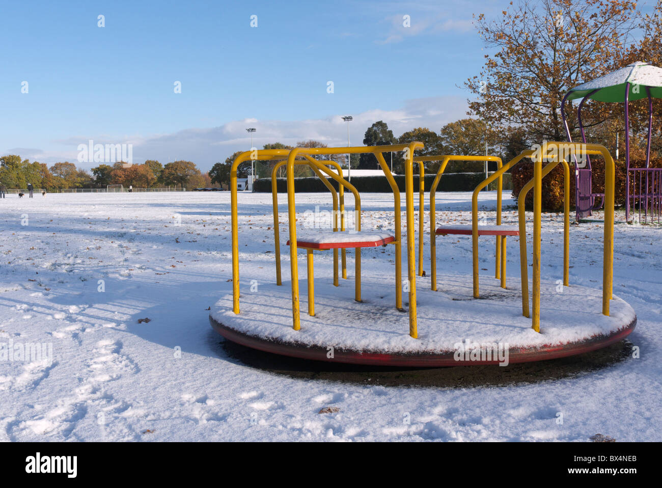 Zum Kinderspiel-Boden-Kreisverkehr mit Schnee bedeckt Stockfoto