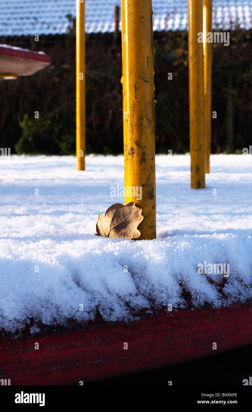 Eine verirrte Blatt auf dem Schnee bedeckt Kinder spielen Boden Kreisverkehr Stockfoto