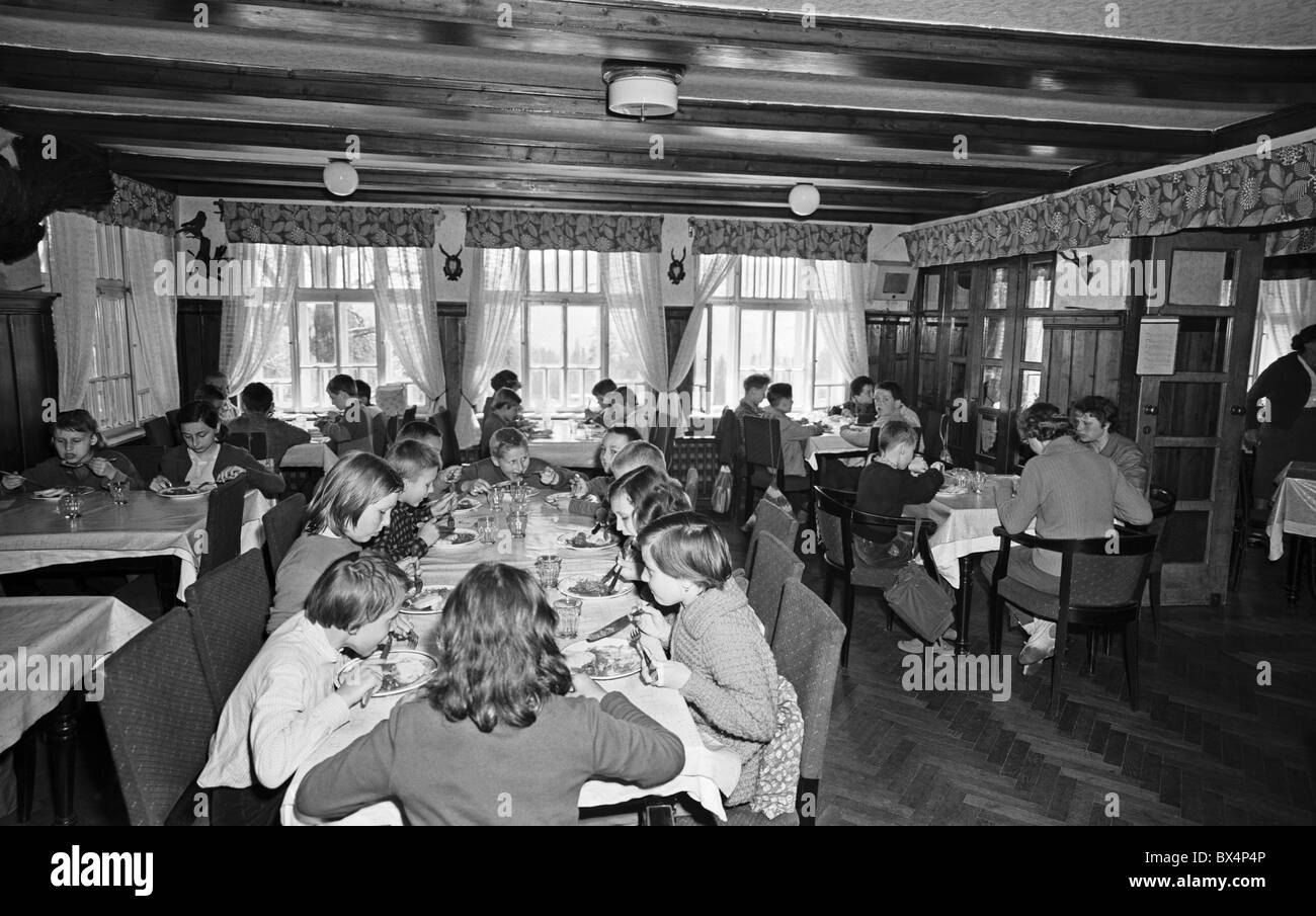 Tschechoslowakei im Jahr 1963 das kommunistische Regime zusätzlich regelmäßig Schulklassen dürfen Schülerinnen und Schüler an den Vorlesungen teilnehmen Stockfoto