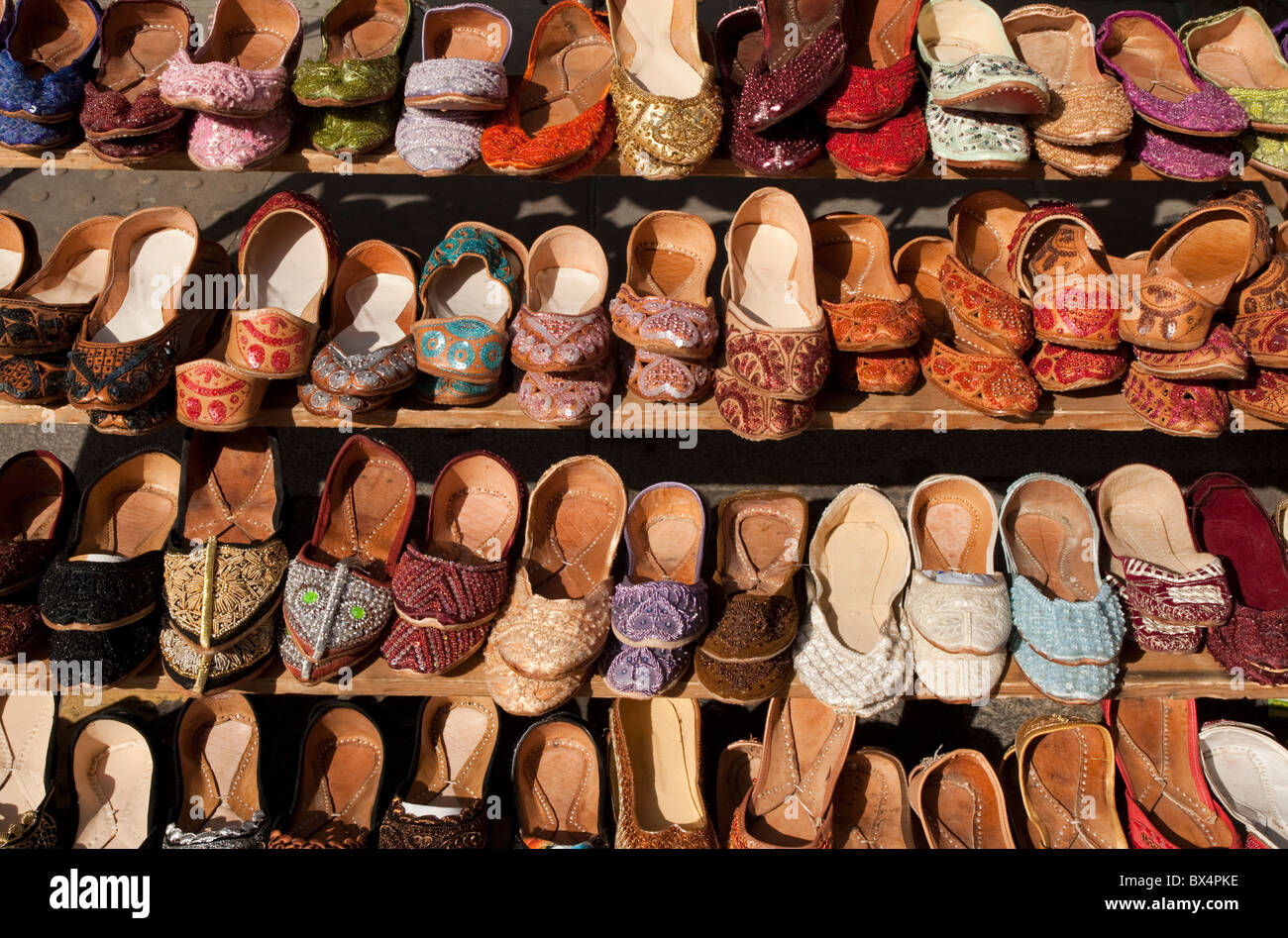 Schuhe zum Verkauf in einem Straßenmarkt in Ost-London. Stockfoto