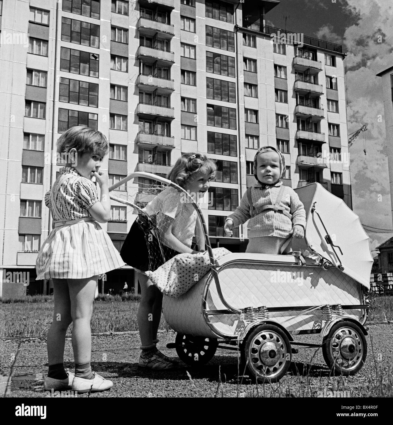 Haus, Wohnung Immobilien, Block von Wohnungen, Kinder, Kinderwagen, Kinderwagen, Familie Stockfoto