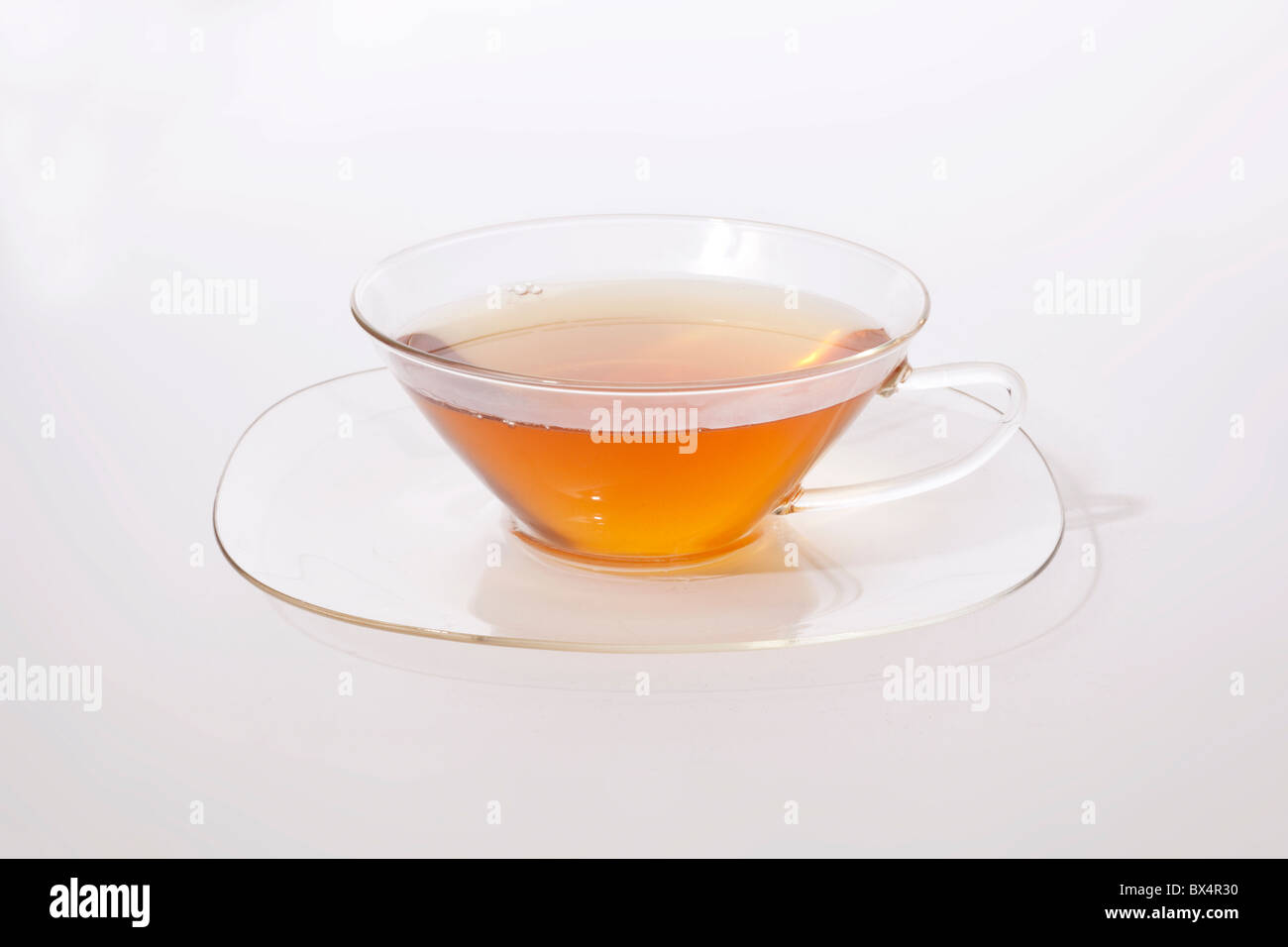 Tasse Tee im transparenten Weltraumzeitalter Glastasse und Untertasse Stockfoto