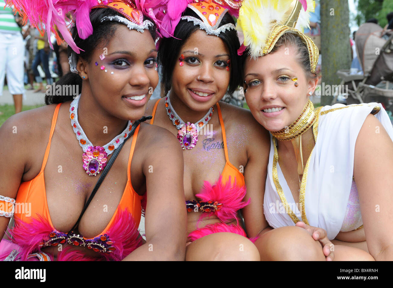 Drei schöne Toronto Caribana Prinzessinnen frisch aus der Glut der Parade 2010. Stockfoto