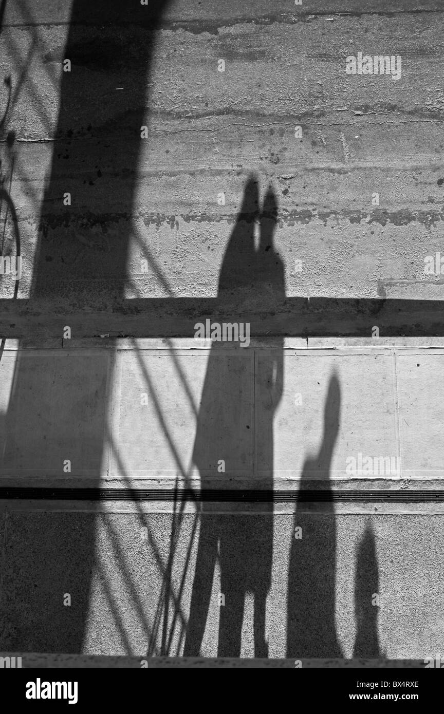 Menschen werfen interessante Schatten auf dem Bürgersteig in New York City. Stockfoto