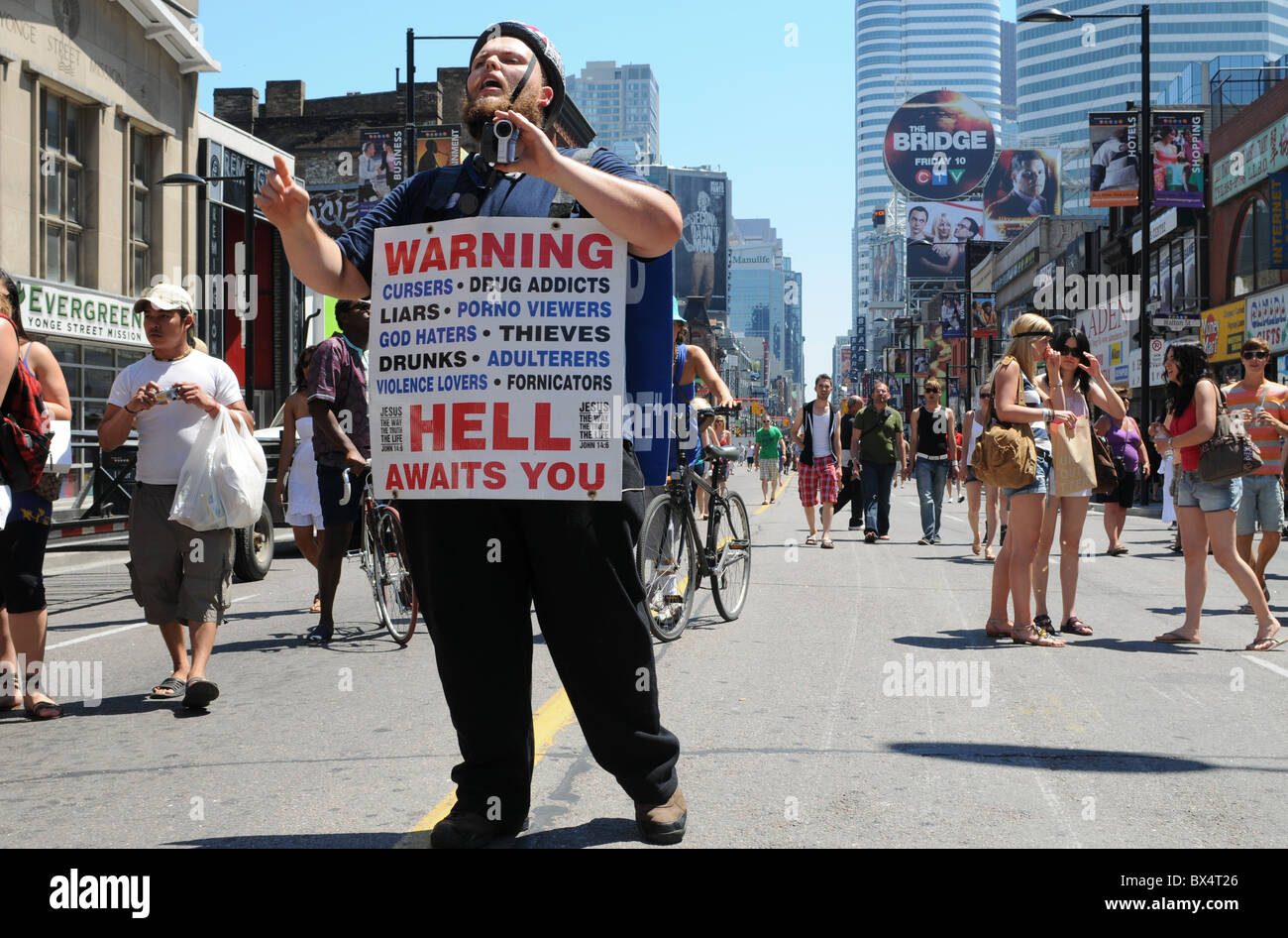 Eine Darstellung der religiösen Grundlage Intoleranz und Verurteilung während einer ansonsten glückseligen Toronto Pride Parade Day Celebration. Stockfoto