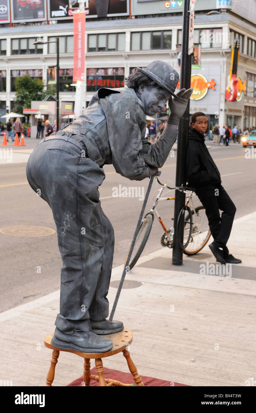 Robbie Beniuk, menschliche Statue, Straßenkünstler, Yonge-Dundas, Toronto, Kanada, und ein junger Mann in Ruhe Stockfoto