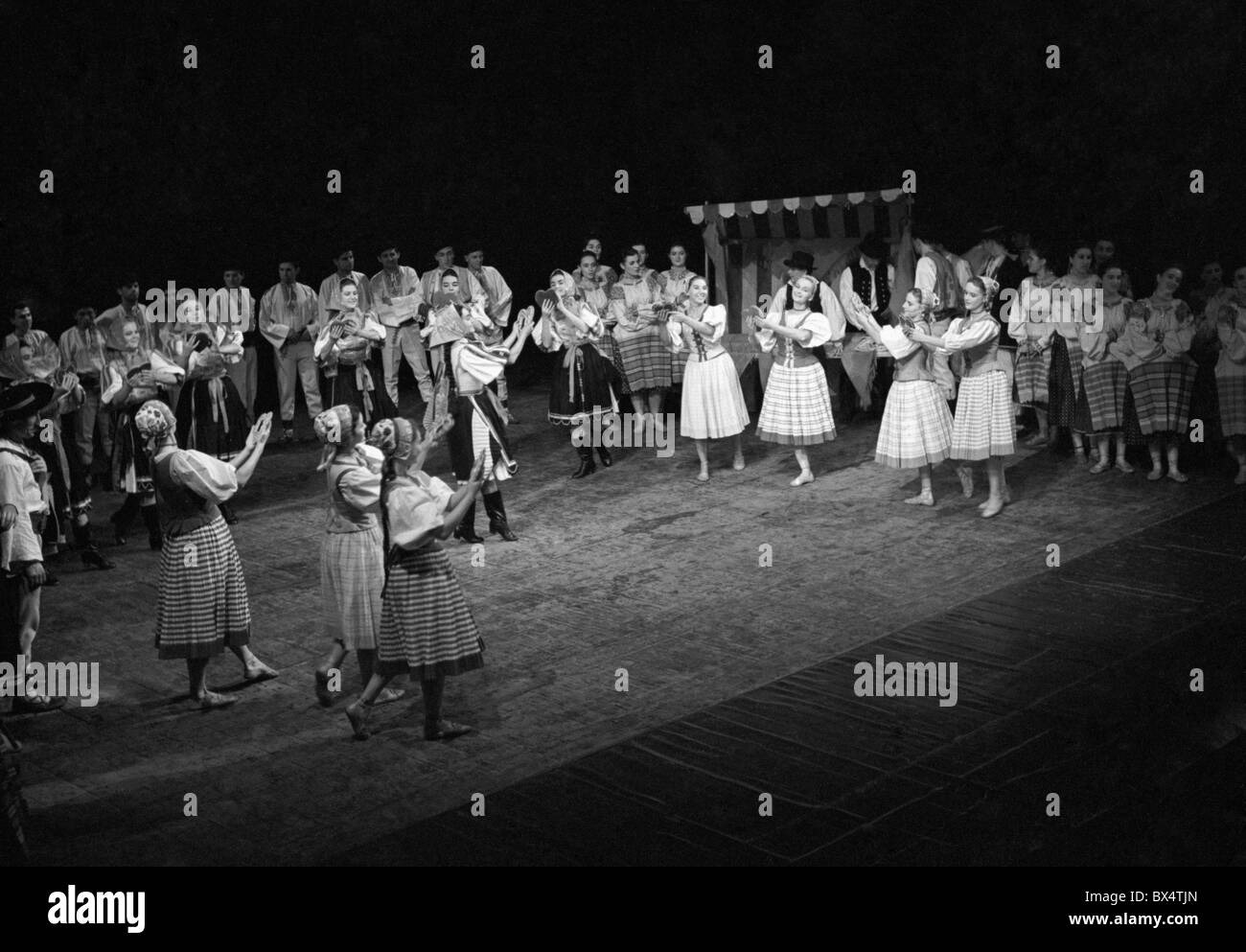 Prag 1963, Slowakische Universität Student Ensemble "Lucnica", folk Kleider tragen Durchführung Ballett am Theater Muzic in Karlin Stockfoto