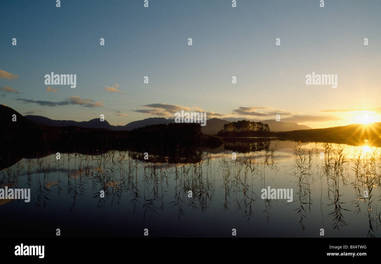 Sonnenaufgang über dem Derryclare Lough, County Galway, Irland Stockfoto