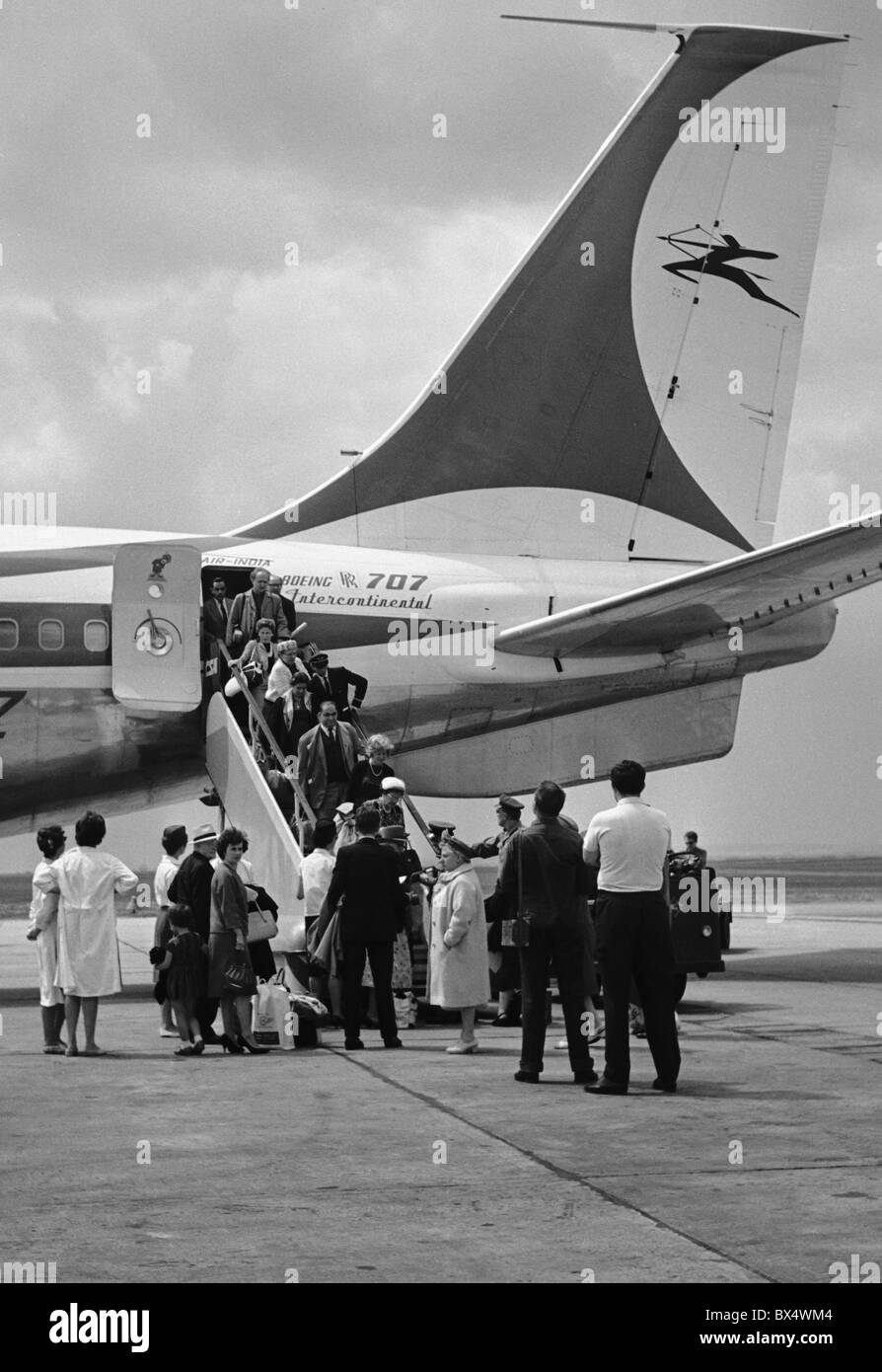 Air India Passagiere aussteigen aus dem Flugzeug am Flughafen Ruzyne. Prag. Tschechoslowakei 1963. (CTK Foto / Bedrich Krejci) Stockfoto