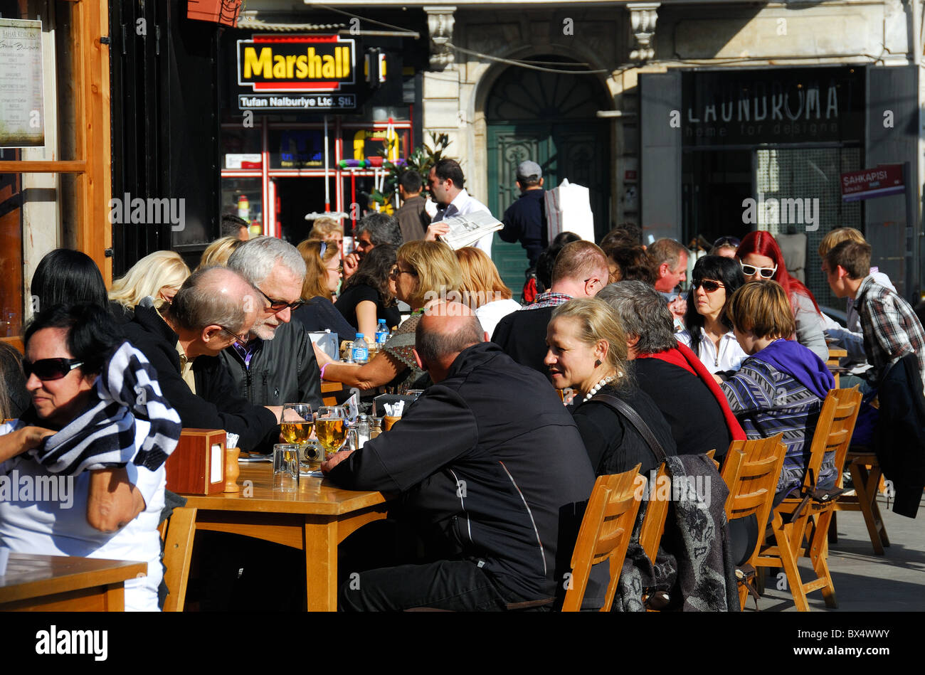 ISTANBUL, TÜRKEI. Ein Restaurant in der Galata Viertel Beyoglu. 2010. Stockfoto