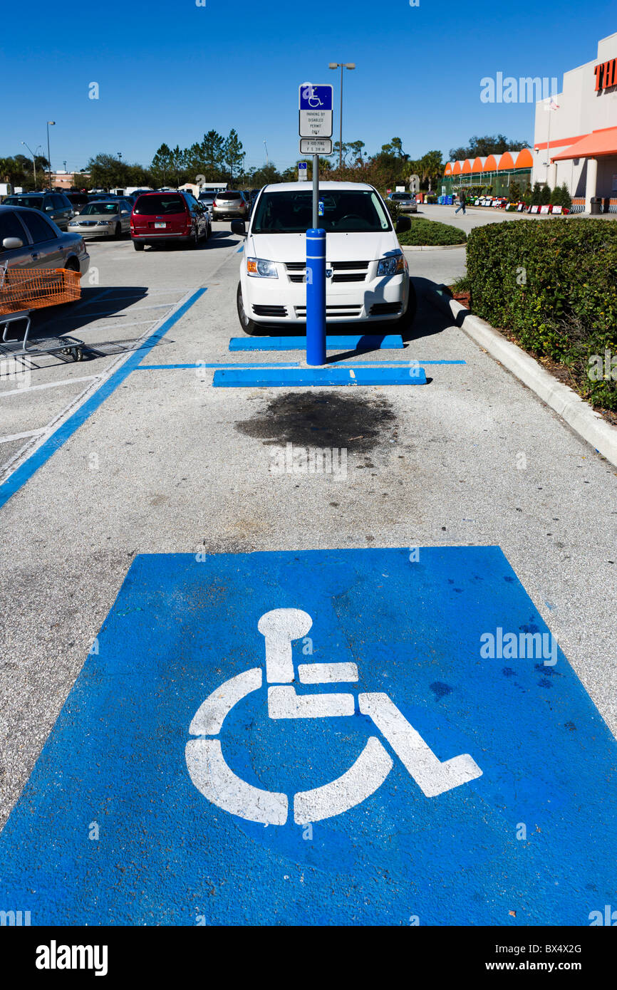 Ein Behindertenparkplatz außerhalb einer Home Depot, Lake Wales, Zentral-Florida, USA Stockfoto