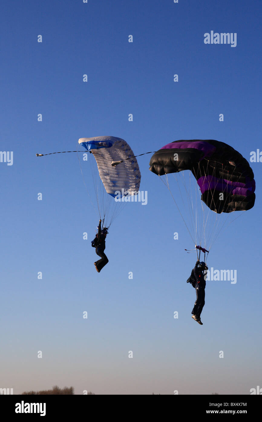 Fallschirme über den Boden Stockfoto