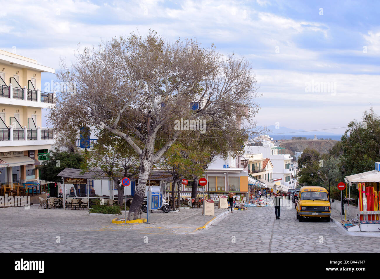 Tinos Stadt, Blick auf Evangelistrias Straße in der Nähe von Panagia Evangelistria. Stockfoto
