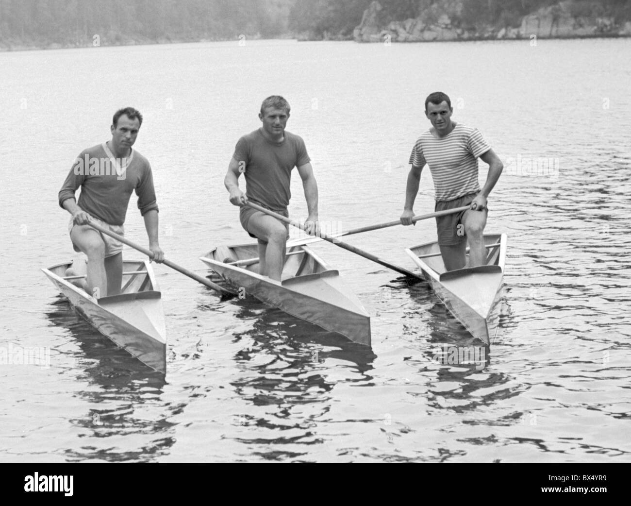 Barfuß-Konkurrenten posieren für Fotos. Tschechoslowakei 1963. (CTK Foto / Viktor Lomoz) Stockfoto