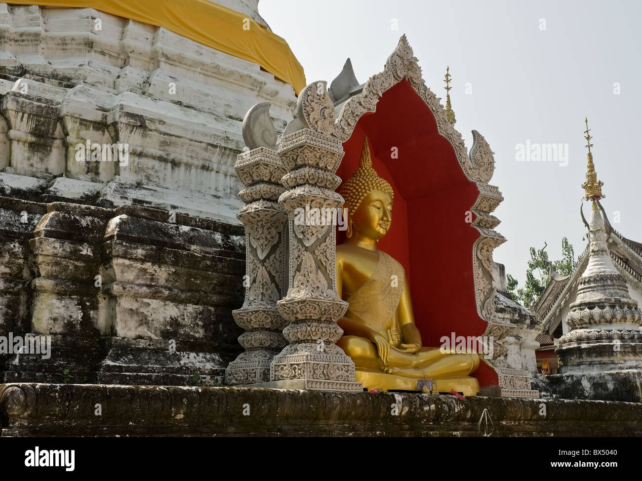 Ein Buddha im Wat Buppharam in Chiang Mai in Thailand. Stockfoto