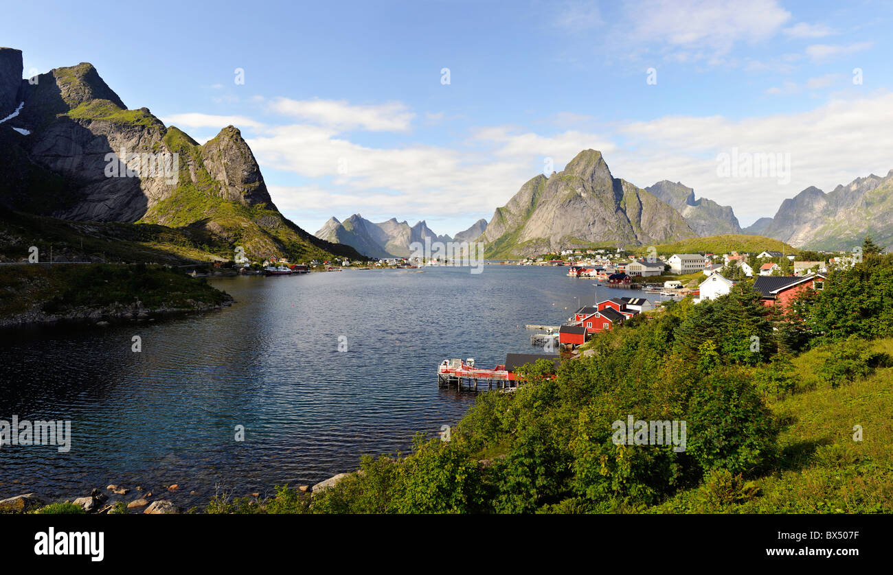 Landschaft über die Fischerei Dorf und Touristenattraktion Reine in Moskenes, Lofoten-Inseln, Nord-Norwegen Stockfoto