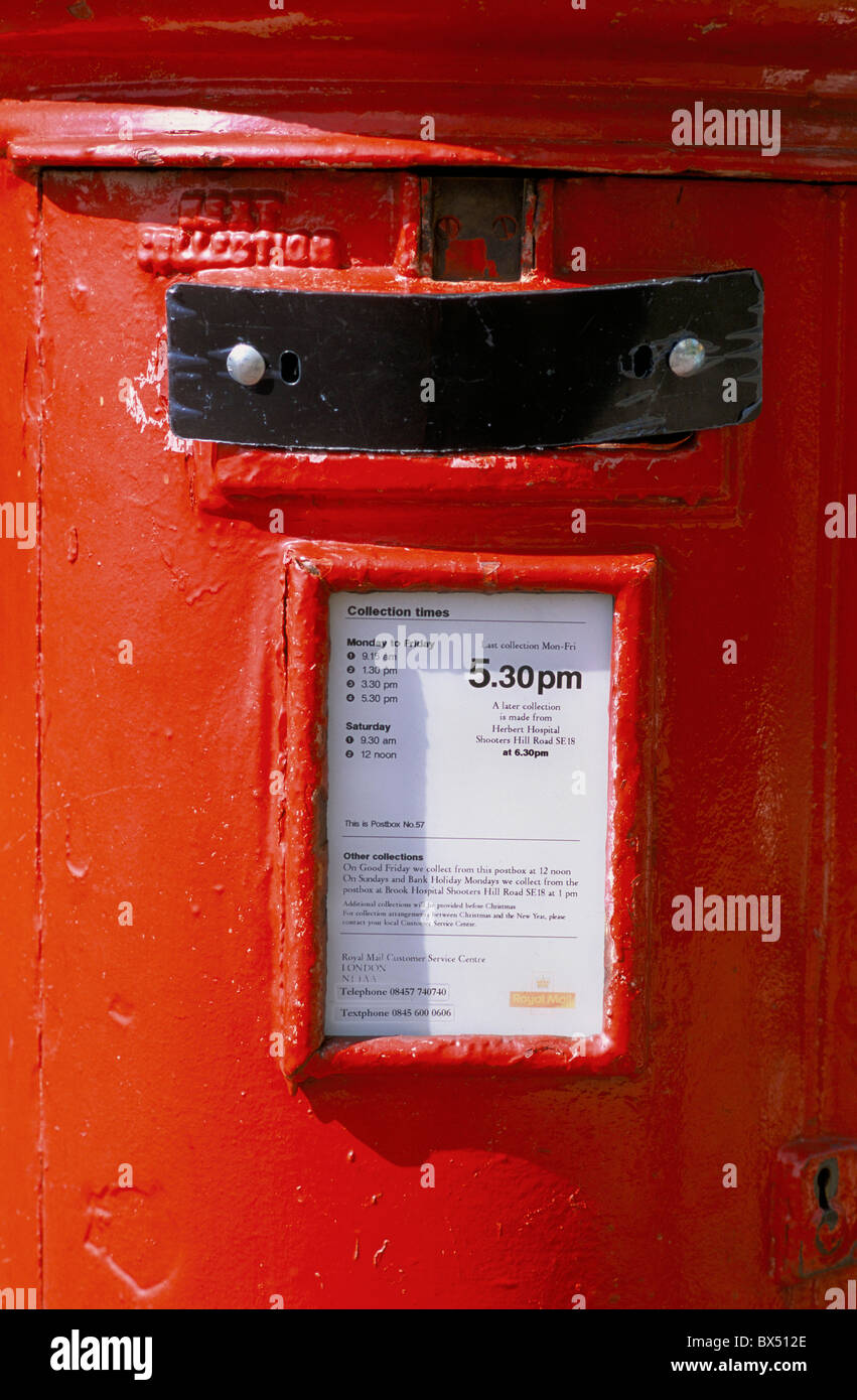 Ein versiegelter, roter Royal Mail Briefkasten auf Street in London während der Wildkatze schlägt. Stockfoto