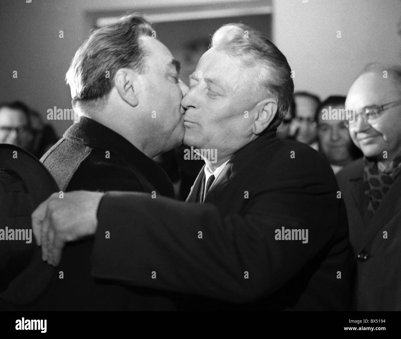Leonid Brezhnev, Antonin Novotny, küssen, umarmen Stockfoto