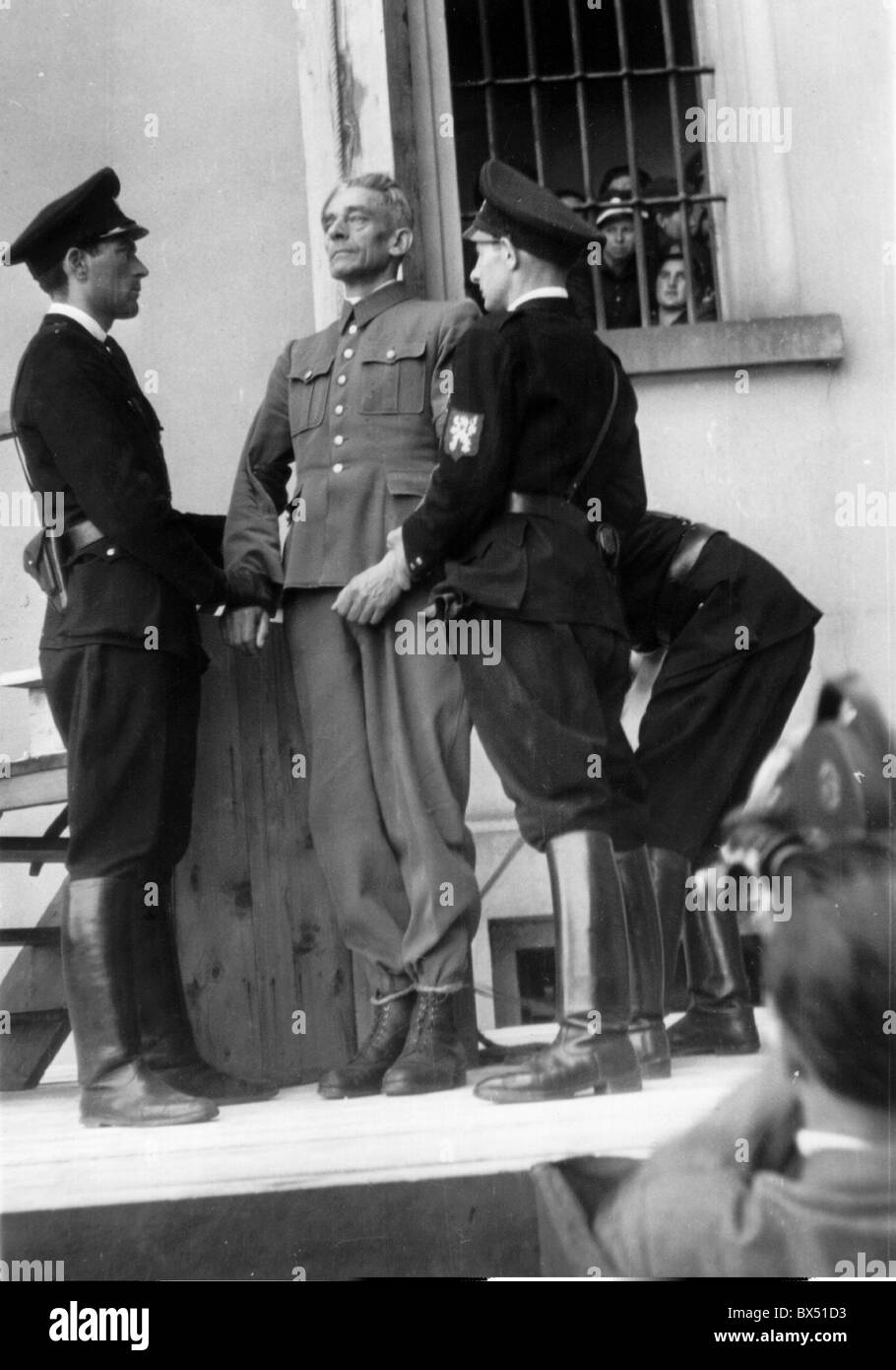 Prag 5000 Zuschauern der Tschechen anzeigen die öffentliche Hinrichtung von Karl Hermann Frank. Frank wurde am 5. Mai 1946 durch hingerichtet. Stockfoto