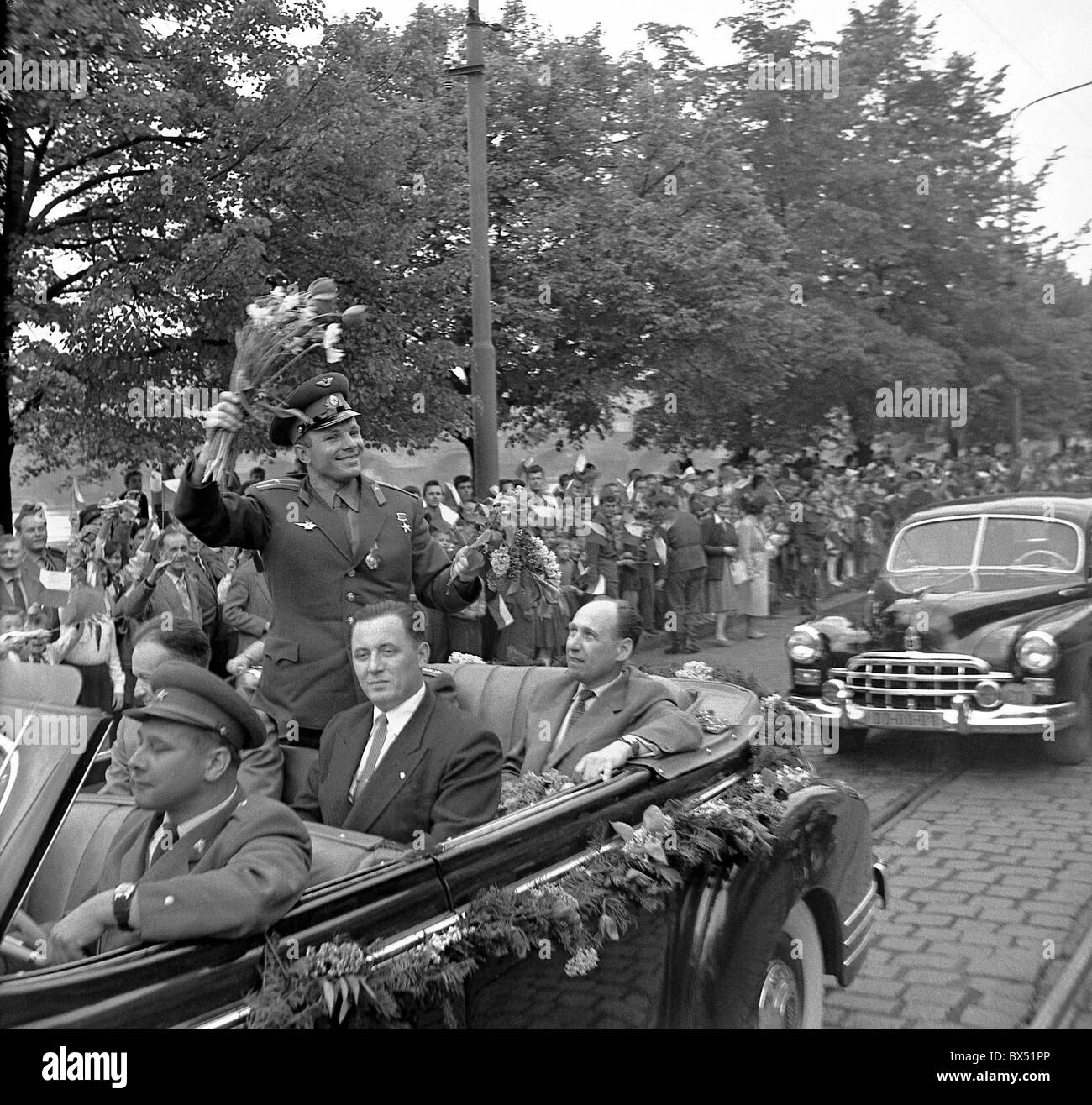 Kosmonauten Yuri Gagarin, Auto, Blumen, Autokorso Stockfoto