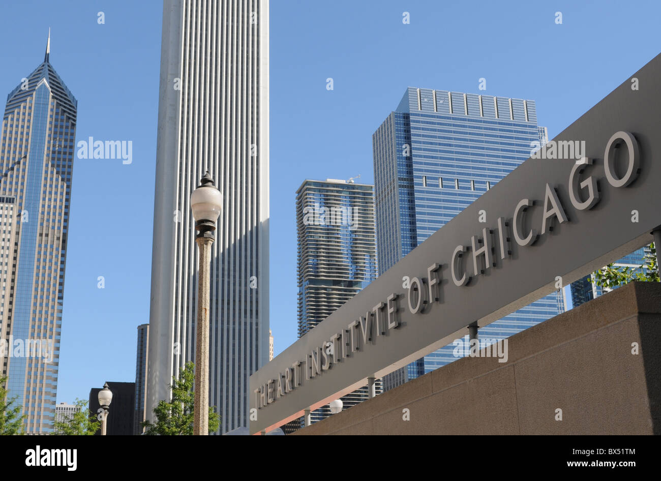 Ortseingangsschild, The Art Institute Of Chicago mit The Prudential, Aon und Aqua Türme hinter entstehen. Stockfoto