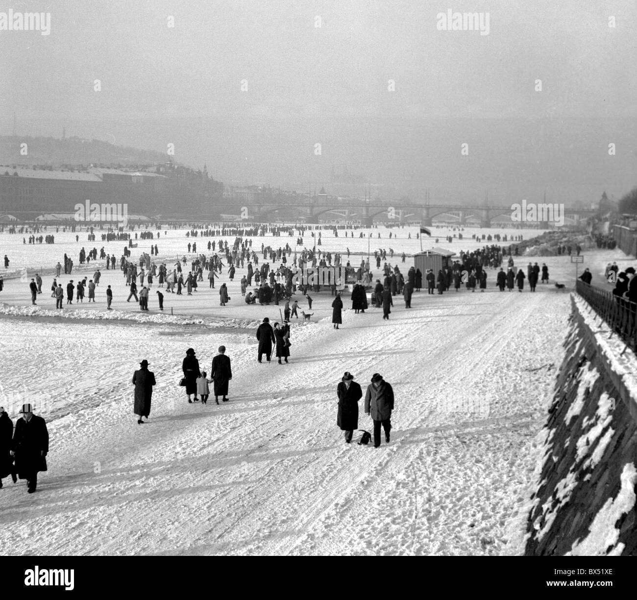 Tschechoslowakei 1937 Vintage Foto von Pragern Sonntagnachmittag auf Moldau Eis genießen. Wenn die Kaskade von Stockfoto