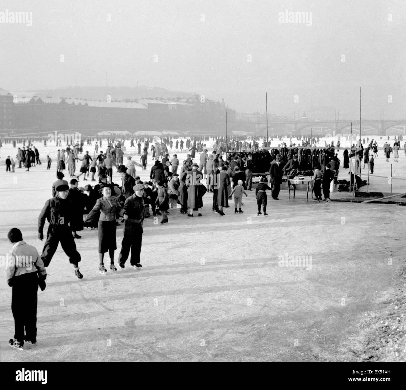 Tschechoslowakei 1937 Vintage Foto von Pragern Sonntagnachmittag auf Moldau Eis genießen. Wenn die Kaskade von Stockfoto