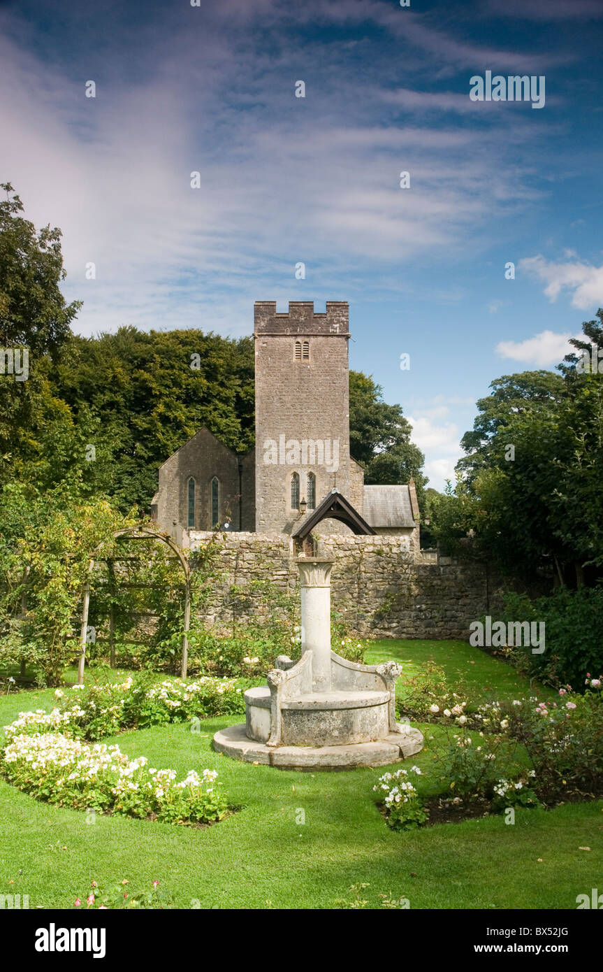 Ein Blick auf die Gärten am St. Fagans Museum of Welsh Life mit St.Fagans Pfarrkirche im Hintergrund. Stockfoto