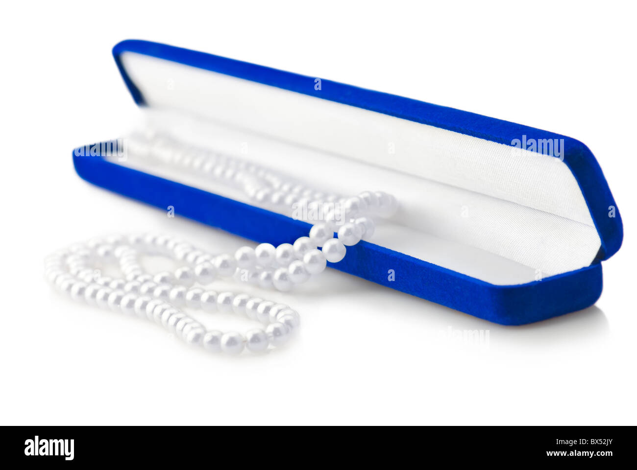 Blue Velvet-Geschenk-Box und Perlenkette über weiß. Geringe Schärfentiefe Stockfoto