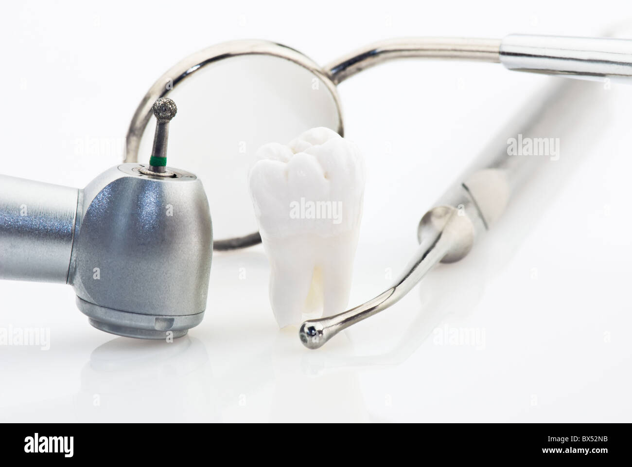 Gesunde Zähne-Konzept. Echte menschliche Weisheitszahn und zahnärztliche Instrumente Stockfoto