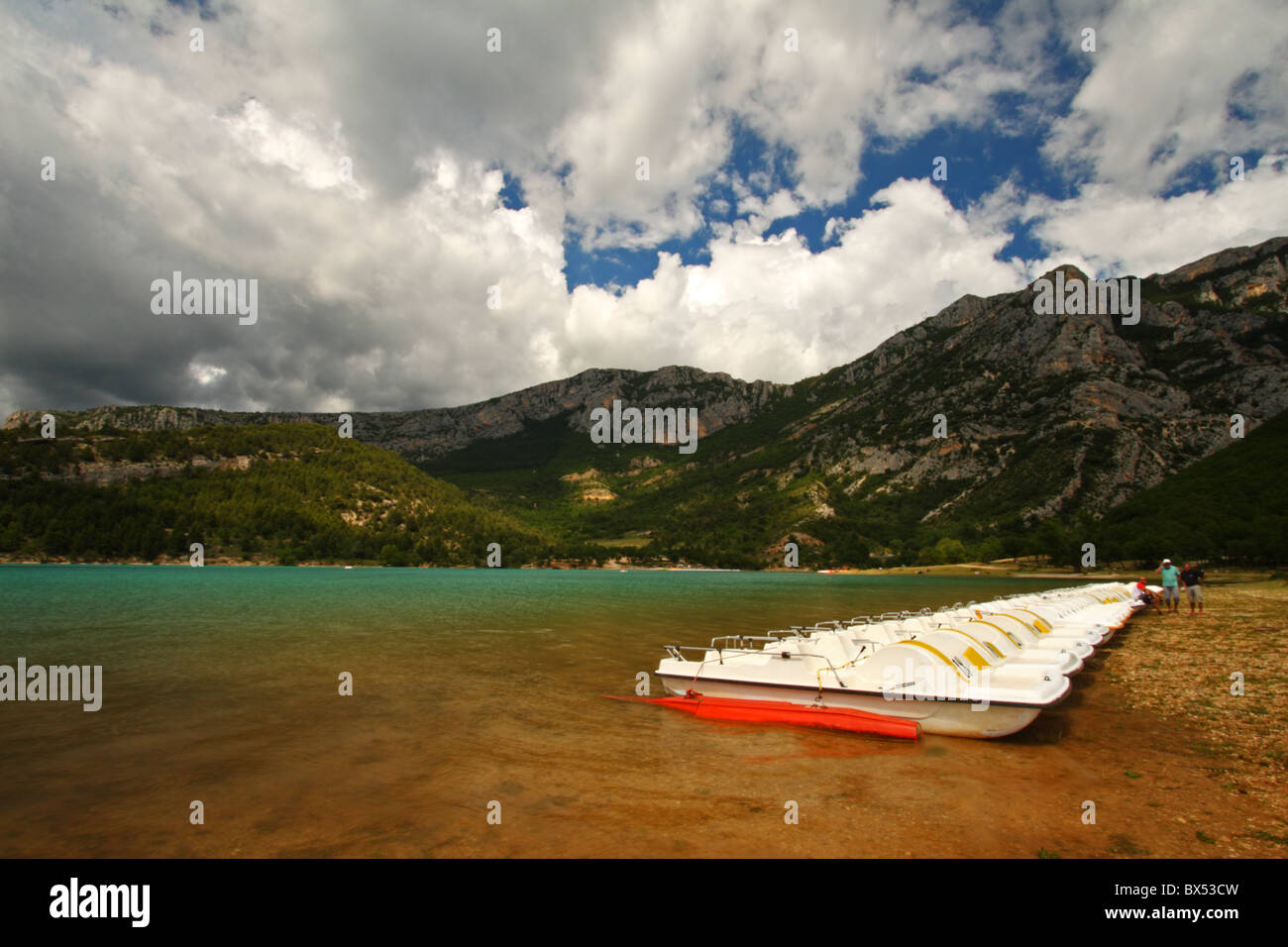 Kanus auf dem Ufer von See Sainte-Croix (Lac de Sainte-Croix) in der Verdon-Becken der Provence, Frankreich, Europa. Stockfoto