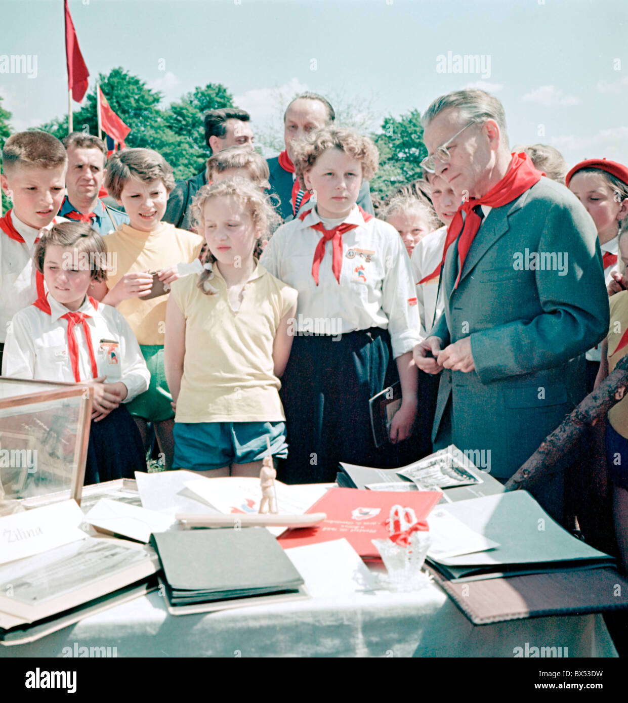 Antonin Novotny, Präsident, Pioniere, kommunistische Jugend, Pionier-Halstuch, rot Stockfoto